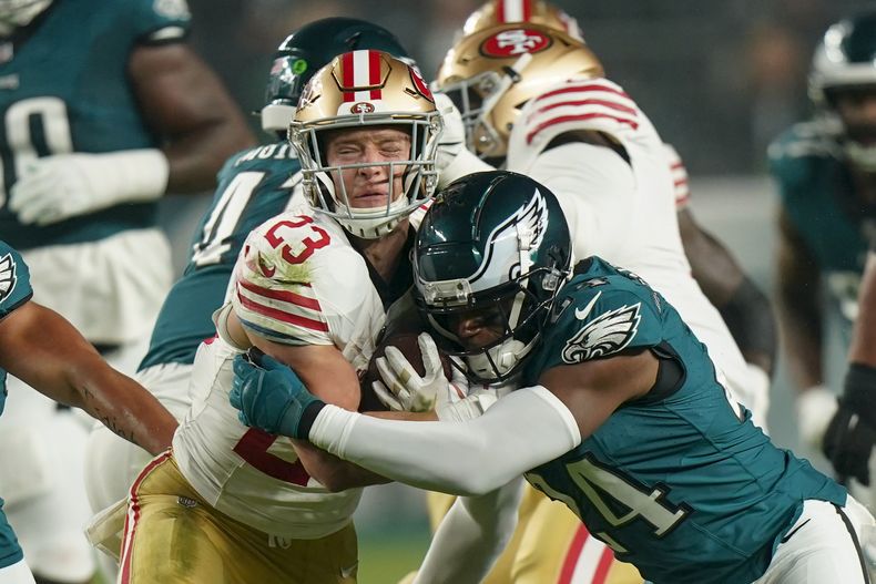 Christian McCaffrey (23) running back de los 49ers de San Francisco, es golpeado por el cornerback James Bradberry, de los Eagles de Filadelfia, durante la primera mitad del juego de la NFL, el domingo 3 de diciembre de 2023, en Filadelfia. (AP Foto/Chris Szagola)