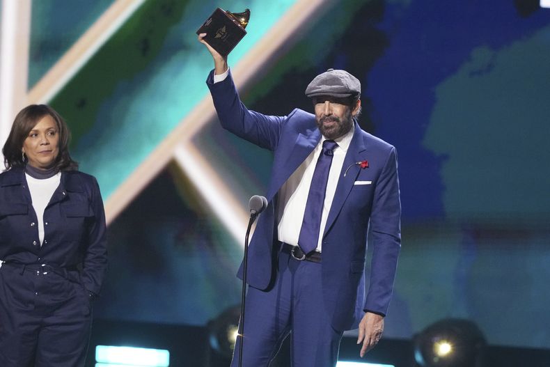 Juan Luis Guerra recibe el premio al álbum del año en la 25a entrega del Latin Grammy el jueves 14 de noviembre de 2024, en Miami. (Foto AP/Lynne Sladky)