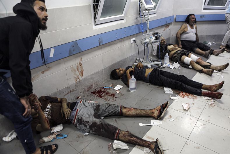 Palestinos heridos acostados en el piso del hospital Al Shifa, en Gaza, Franja de Gaza, el martes 17 de octubre de 2023, luego de llegar del hospital Al Ahli tras una explosión allí. El Ministerio de Salud palestino controlado por Hamas dijo que un ataque aéreo israelí causó la explosión que mató a cientos en el hospital Al Ahli, pero las fuerzas militares israelíes dijeron que había sido por un cohete malogrado lanzado por otros combatientes palestinos. (AP Foto/Abed Khaled)