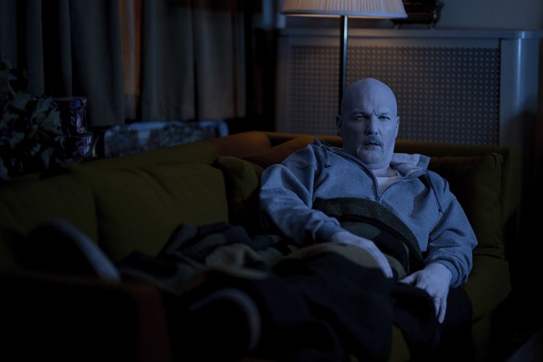 En esta imagen proporcionada por A24, Fred Durst en una escena de I Saw the TV Glow. (A24 via AP)