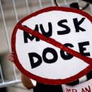 Un manifestante sostiene un letrero durante una protesta contra las políticas del presidente estadounidense Donald Trump y el multimillonario Elon Musk en Los Ángeles, el 17 de febrero de 2025. (AP Foto/Etienne Laurent, Archivo)