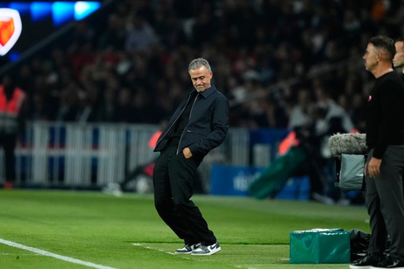 El técnico del PSG Luis Enrique durante el partido contra Le Mans en la liga francesa, el sábado 10 de octubre de 2026, en París. (AP Foto/Teresa Suárez)