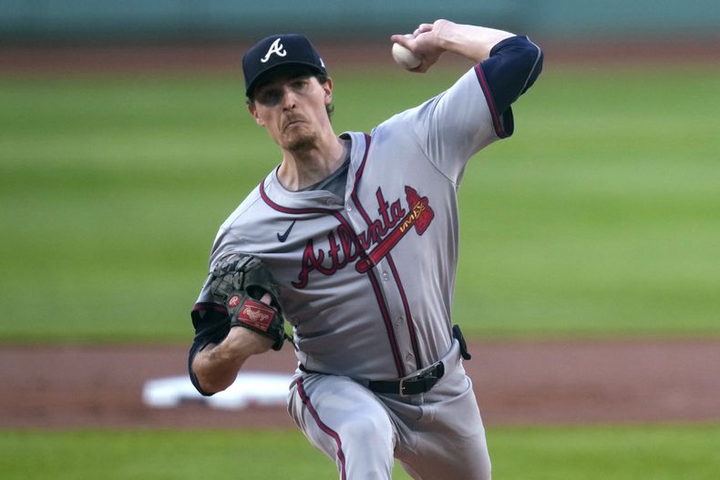 El pitcher de los Bravos de Atlanta Max Fried lanza en la primera entrada del juego ante los Medias Rojas de Boston el martes 4 de junio del 2024 en Fenway Park. (AP Foto/Charles Krupa)