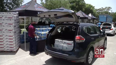 cientos de familias de miami llegaron en sus vehiculos hasta el marlins park para abastecerse de alimentos y de mascarillas