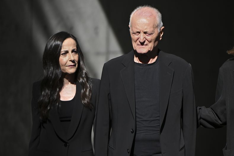 Santo Versace y su esposa Francesca De Stefano, a la izquierda, llegan al Armani/Teatro en Milán, en el norte de Italia, para presentar sus respetos al diseñador Giorgio Armani, quien falleció el jueves a los 91 años, el domingo 7 de septiembre de 2025. (Foto AP/Nicola Marfisi)