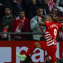 Valentín Castellanos (centro) celebra tras marcar el tercer gol de Girona en la victoria 4-2 ante el Real Madrid, el martes 25 de abril de 2023, en Girona. (AP Foto/Joan Monfort)