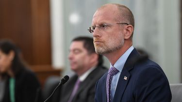 ARCHIVO - Brendan Carr escucha durante una audiencia del Comité de Comercio, Ciencia y Transporte del Senado para examinar la Comisión Federal de Comunicaciones en el Capitolio en Washington, el 24 de junio de 2020. (Jonathan Newton/The Washington Post via AP, archivo)