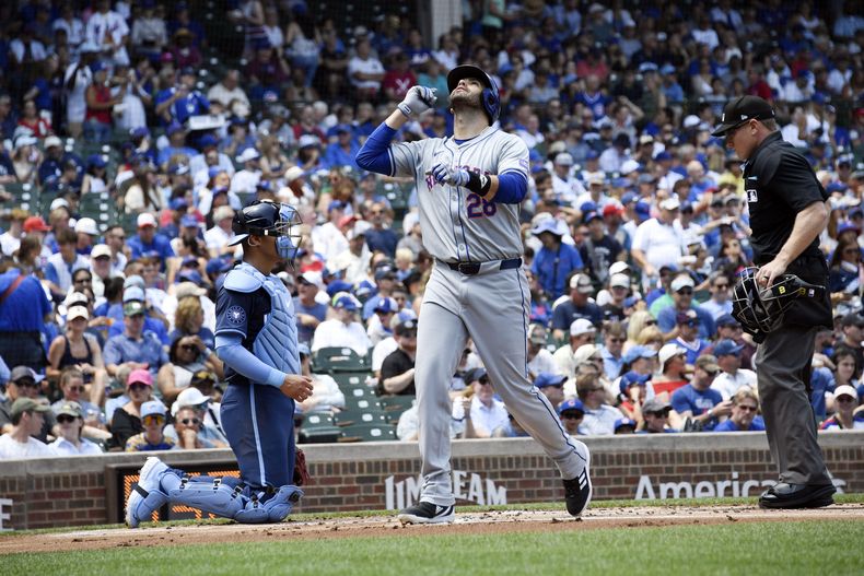 El bateador designado de los Mets de Nueva York J.D. Martinez voltea hacia el cielo al cruzar el plato tras batear un jonrón de tres carreras en la primera entrada ante los Cachorros de Chicago el viernes 21 de junio del 2024. (AP Foto/Matt Marton)