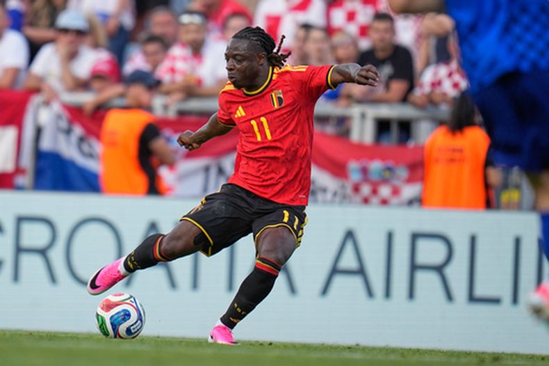 El belga Jeremy Doku durante el partido amistoso entre las selecciones de Croacia y Bélgica, el martes 2 de junio de 2026, en Rijeka, Croacia. (AP Foto/Darko Bandic)