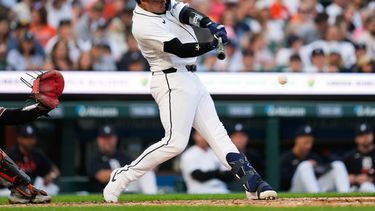 El venezolano de los Tigres de Detroit Eduardo Valencia batea un sencillo de una carrera en la tercera entrada ante los Orioles de Baltimore el martes 28 de julio del 2026. (AP Foto/Paul Sancya)