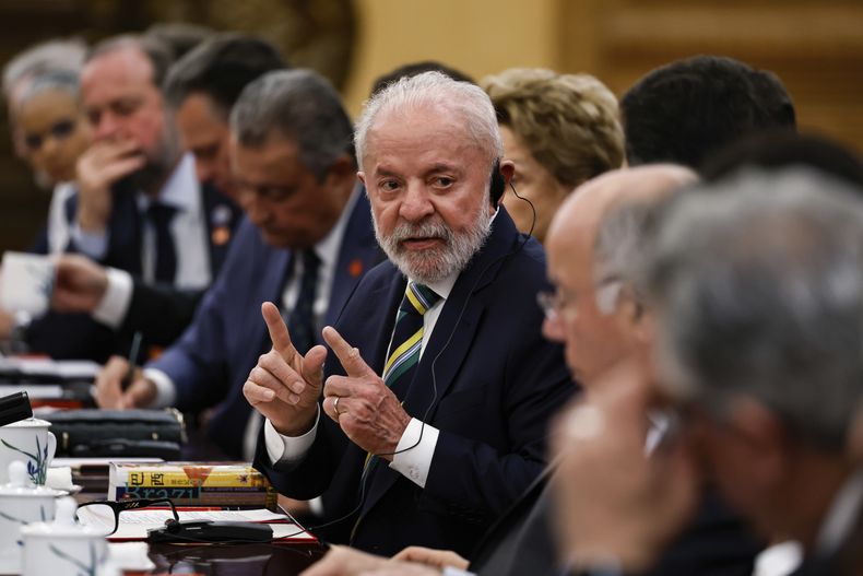 El presidente brasileño Luiz Inácio Lula da Silva asiste a un encuentro con su homólogo chino, Xi Jinping, en la Gran Sala del Pueblo, el martes 13 de mayo de 2025, en Beijing. (Tingshu Wang/Pool Photo vía AP)
