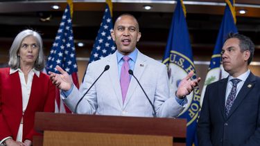 El líder de la minoría de la Cámara de Representantes, Hakeem Jeffries, flanqueado por la representante Katherine Clark, izquierda, encargada de la disciplina de la Cámara, y del representante Pete Aguilar, presidente del caucus demócrata, habla con la prensa sobre la decisión del presidente de la Cámara, Mike Johnson, de salir de Washington anticipadamente, mientras los republicanos se enfrentan por los archivos del caso de Jeffrey Epstein, en el Capitolio, el miércoles 23 de julio de 2025. (AP Foto/J. Scott Applewhite)