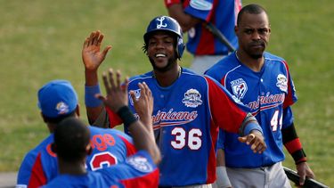 americateve | H&eacute;ctor G&oacute;mez (36), pelotero de cuadro de Rep&uacute;blica Dominicana, celebra con sus compa&ntilde;eros tras anotar una carrera contra Cuba en un juego de la Serie del Caribe, el lunes 3 de febrero de 2014, en Porlamar, Venezuela (AP Foto/Fe