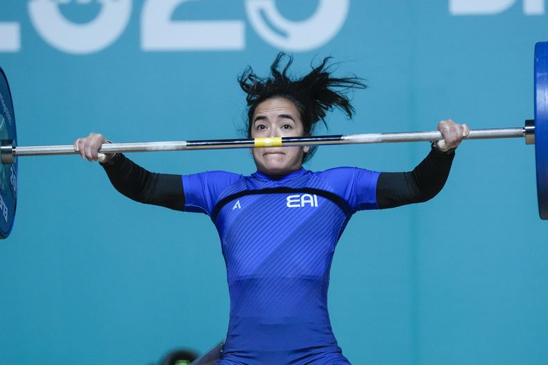 La guatemalteca Silvana González compite en la división de 49 kilogramos del levantamiento de pesas de los Juegos Panamericanos en Santiago, Chile, el sábado 21 de octubre de 2023. (AP Foto/Moisés Castillo)