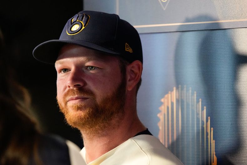 Brandon Woodruff, de los Cerveceros de Milwaukee, habla en el día de prensa de la Serie Mundial, el jueves 22 de octubre de 2026 (AP Foto/Kayla Wolf)