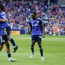 Luciano Acosta de Cincinnati FC celebra con Marco Angulo y Dominique Badji tras anotar el segundo gol de su equipo ante Toronto FC el miércoles 21 de junio del 2023. (AP Foto/Jeff Dean)