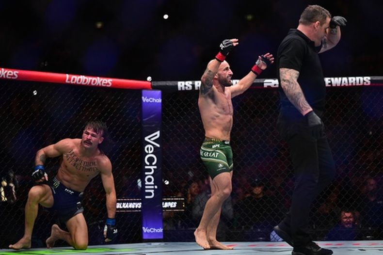 El australiano Volkanovski, al centro, en su combate por el título de peso pluma, pelea contra el brasileño Lopes durante el evento UFC 325 en Sídney, el domingo 1 de febrero de 2026. (Dean Lewins/AAP Image via AP)