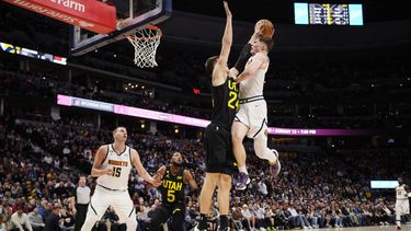 Jokic anota 31 en triple doble, los Nuggets derrotan al Jazz