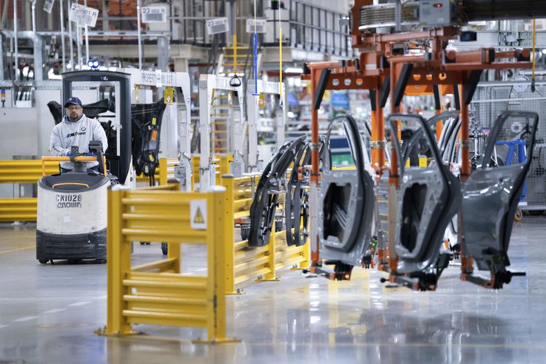 ARCHIVO - Un trabajador maneja una máquina en la planta de BMW Spartanburg en Greer, Carolina del Sur, el 19 de octubre de 2022. (AP Foto/Sean Rayford, Archivo)