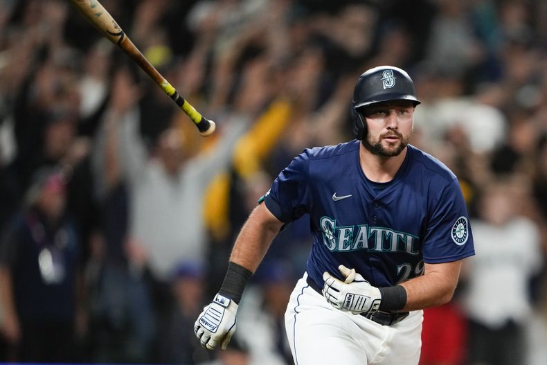 Cal Raleigh, de los Marineros de Seattle, lanza el bate después de batear el grand slam de la victoria en contra de los Medias Blancas de Chicago durante la novena entrada del juego de béisbol el lunes 10 de junio de 2024, en Seattle. (AP Foto/Lindsey Wasson)
