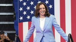 ARCHIVO - La vicepresidenta Kamala Harris llega a un evento de campaña el 30 de julio de 2024 en Atlanta. (AP Foto/John Bazemore)