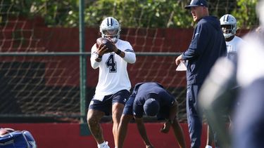 Dak Prescott (4), quarterback de los Cowboys de Dallas, trabaja en las instalaciones del equipo de fútbol Flamengo durante la práctica ligera del equipo de cara al juego de la NFL en Río de Janeiro contra los Ravens de Baltimore, el viernes 25 de septiembre de 2026, en Rio de Janeiro. (AP Foto/Lucas Figueiredo)