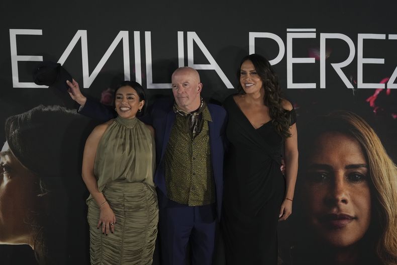 De izquierda a derecha, la actriz Adriana Paz, el director Jacques Audiard y la actriz Karla Sofía Gascón posan después de una conferencia de prensa para promover la película Emilia Pérez, en la Ciudad de México, el miércoles 15 de enero de 2025. (Foto AP/Eduardo Verdugo)