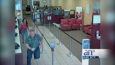 arrestan a sospechoso de robar a una mujer dentro de en wellsfargo en miami