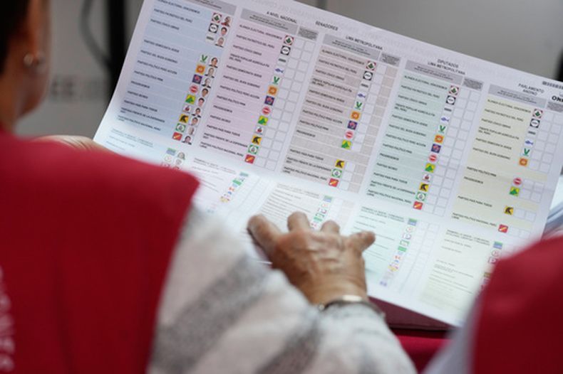 Un miembro designado por el Jurado Electoral Especial analiza una papeleta durante el recuento de votos emitidos en las elecciones generales de 2026, en Lima, Perú, el miércoles 29 de abril de 2026. (Foto AP/Martín Mejía)