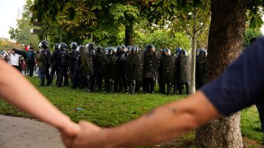 Manifestantes enfrentan a la policía durante una protesta contra la escasa financiación de las escuelas públicas, en París, el 6 de octubre de 2026. (AP Foto/Teresa Suarez)
