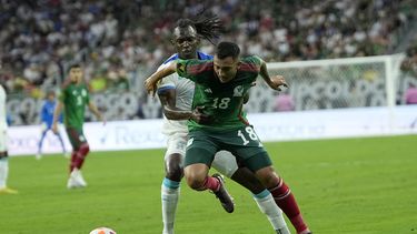 El mexicano Luis Chávez empujado por detrás por el hondureño Alberth Elis en el primer encuentro de la Copa Oro el domingo 25 de junio del 2023 en Houston. (AP Foto/David J. Phillip)