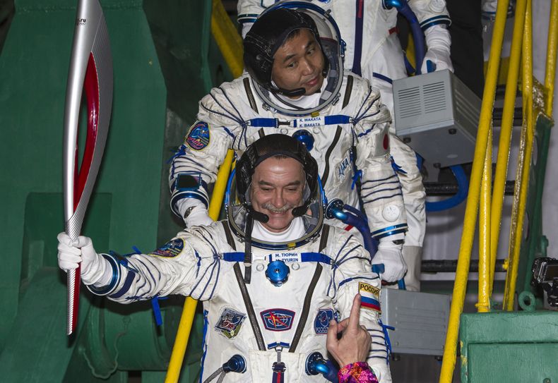 El cosmonauta Mijail Tyurin sostiene la antorcha ol&iacute;mpica de los juegos invernales, antes de llevarla a bordo de un cohete Soyuz, hacia la Estaci&oacute;n Espacial Internacional. El cohete despeg&oacute; del Cosm&oacute;dromo de Baikonur, en Kazajs