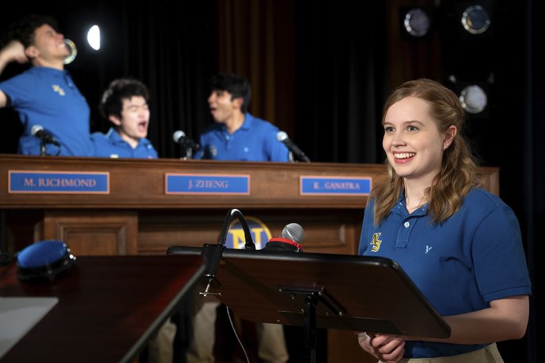 En esta imagen proporcionada por Paramount Pictures, Angourie Rice, derecha, en una escena de Mean Girls. (Jojo Whilden/Paramount via AP)