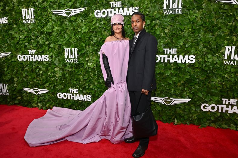 Rihanna, a la izquierda, y A$AP Rocky asisten a los Premios Gotham en Cipriani Wall Street el lunes 1 de diciembre de 2025, en Nueva York. (Foto Evan Agostini/Invision/AP)