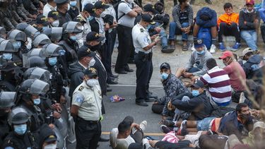 la policia de guatemala logra frenar la caravana de migrantes procedente de honduras