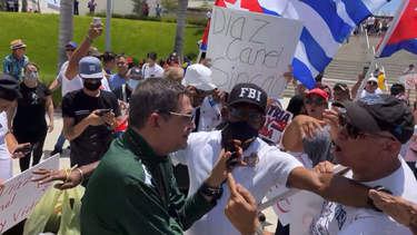 el momento en que la policia se lleva a edmundo garcia tras fuerte enfrentamiento con exiliados cubanos en el estadio de west palm beach