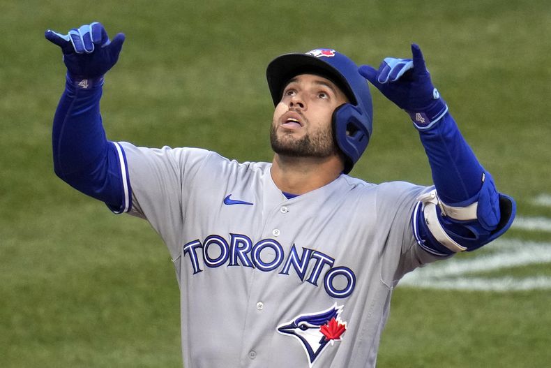 George Springer, de los Azulejos de Toronto, festeja tras conectar un jonrón de dos carreras en el encuentro del viernes 5 de mayo de 2023, ante los Piratas de Pittsburgh (AP Foto/Gene J. Puskar)