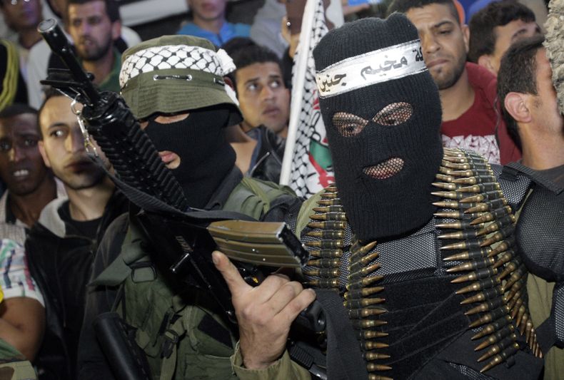 Un palestino sostiene un arma durante la conmemoraci&oacute;n del 12avo aniversario de que el ej&eacute;rcito israel&iacute; puso en marcha la operaci&oacute;n "Escudo defensivo" en el campo de refugiado de Jenin, el lunes 7 de abril de 2014. (F