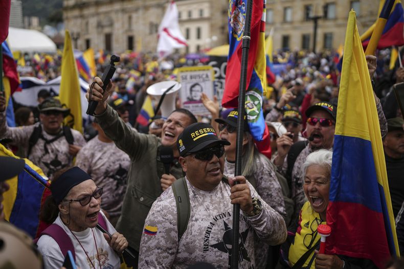 Manifestantes marchan contra el gobierno del presidente Gustavo Petro, en Bogotá, Colombia, el sábado 23 de noviembre de 2024. (Foto AP/Iván Valencia)
