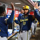 El venezolano Jackson Chourio festeja con sus compañeros en la cueva de los Cerveceros de Milwaukee, luego de anotar ante los Angelinos de Los Ángeles el sábado 1 de agosto de 2026 (AP Foto/William Liang)