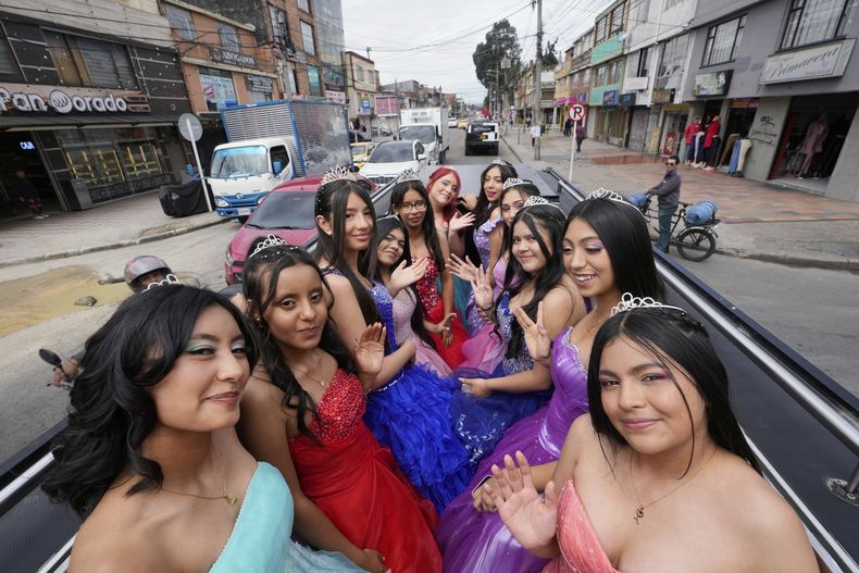 Varias quinceañeras en una limusina como parte de su celebración, en Bogotá, Colombia, el viernes 2 de mayo de 2025. La fundación Sueños Hechos, dirigida por un policía en retiro, organiza la celebración de la quinceañera del viernes para 24 adolescentes de escasos recursos. (AP Foto/Fernando Vergara)