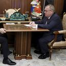 ARCHIVO - El presidente ruso Vladímir Putin, izquierda, escucha al presidente del VTB Bank, Andrei Kostin, durante una reunión entre ambos en Moscú, Rusia, el 11 de julio de 2023. (Alexander Kazakov, Sputnik, Kremlin Pool Photo via AP, archivo)