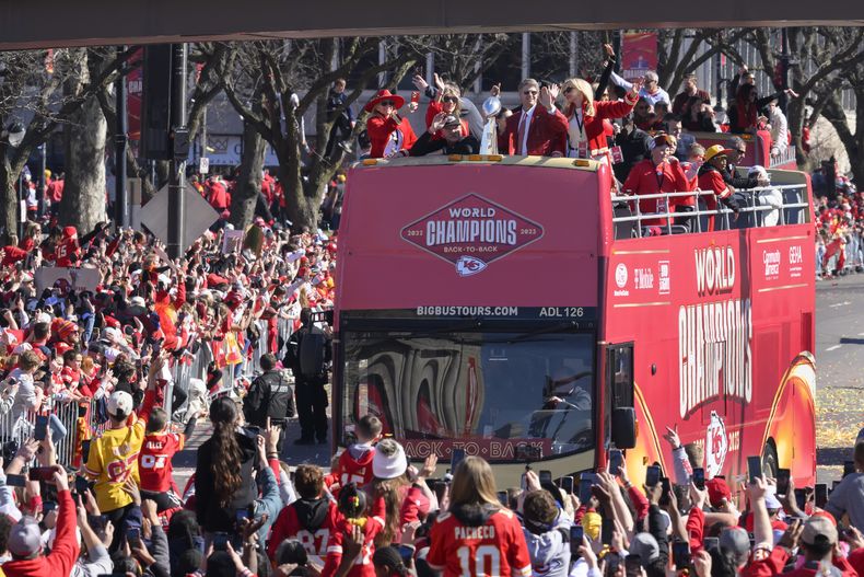 ARCHIVO - Foto del director ejecutivo de los Chiefs de Kansas City Clark Hunt con el trofeo Vince Lombardi durante el desfile tras el triunfo en el Super Bowl el 14 de febrero del 2024. (AP Foto/Reed Hoffmann, Archivo)