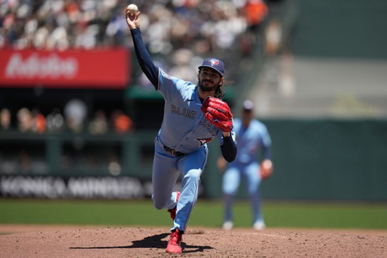 Dylan Cease, lanzador de los Azulejos de Toronto, trabaja contra los Gigantes de San Francisco durante la quinta entrada del juego de béisbol de Grandes Ligas del miércoles 8 de julio de 2026, en San Francisco. (AP Foto/Jeff Chiu)