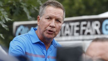 Kasich pide a Trump que acabe con caos en la Casa Blanca