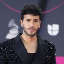 ARCHIVO - El cantante Sebastián Yatra llega a la 23ra entrega anual del Grammy Latino, el 17 de noviembre de 2022, en Las Vegas. Sebastián Yatra será reconocido con el premio Artista del Año de RIAA el 19 de septiembre. (Foto AP/John Locher, archivo)