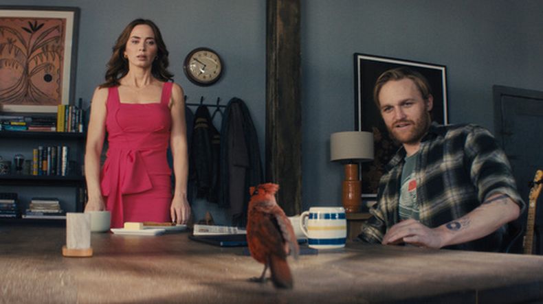 Esta imagen, difundida por Universal Pictures, muestra a Emily Blunt (izquierda) y a Wyatt Russell en una escena de Disclosure Day. (Universal Pictures y Amblin Entertainment vía AP)