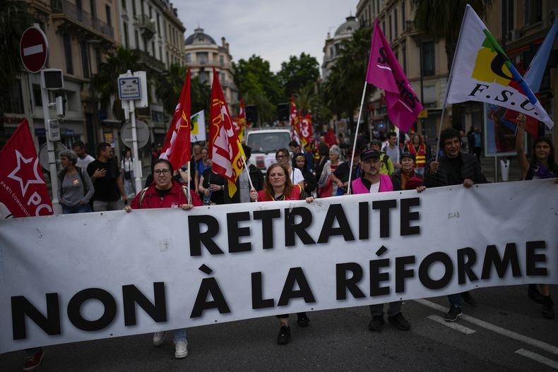 Manifestantes sindicales protestan la reforma al plan de pensiones del presidente de Francia Emmanuel Macron durante la 76ta edición del Festival de Cine de Cannes, el domingo 21 de mayo de 2023, en Cannes, Francia. (AP Foto/Daniel Cole)