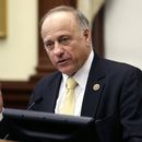 Sancionan a legislador republicano por comentarios racistas
