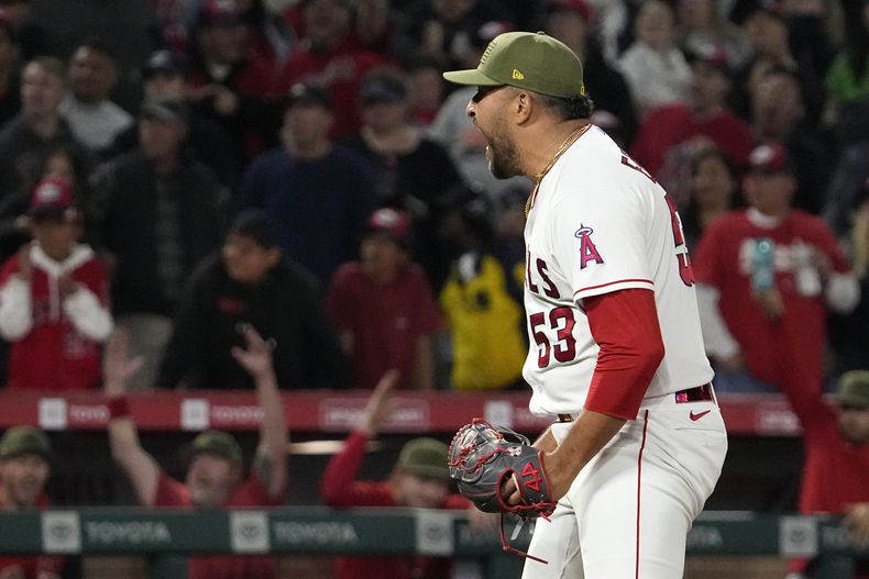 El dominicano Carlos Estévez, de los Angelinos de Los Ángeles, festeja tras conseguir el salvamento en el duelo ante los Mellizos de Minnesota, el viernes 19 de mayo de 2023 (AP Foto/Mark J. Terrill)